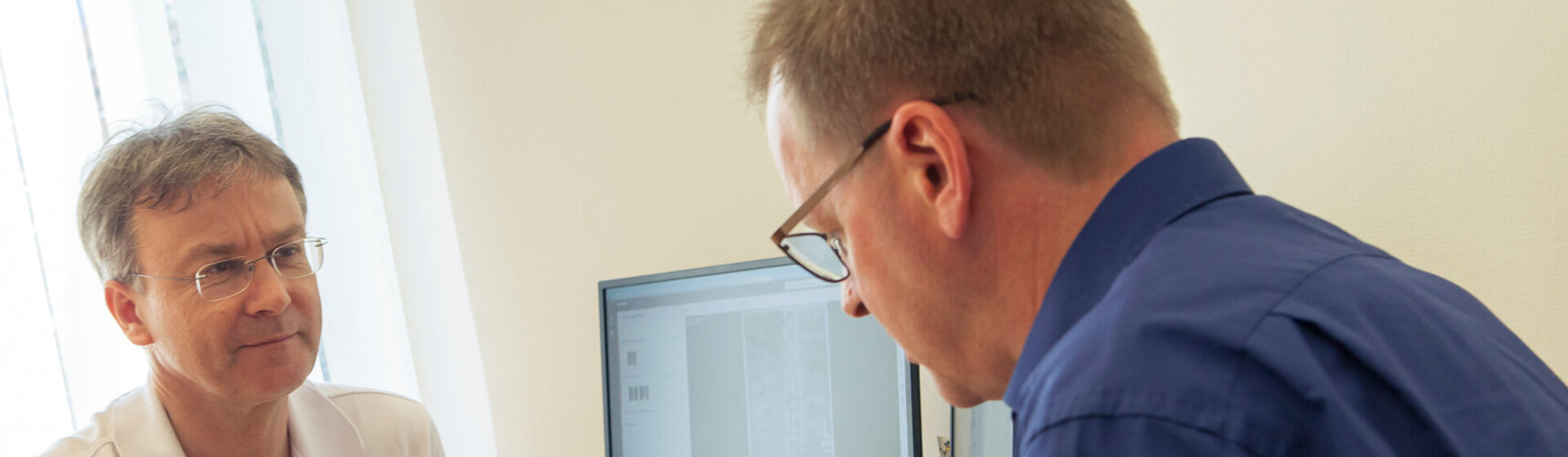 Dr. med. Wolfram Kluge in der Sprechstunde im Gespräch mit einem Patienten. Dr. med. Wolfram Kluge in der Sprechstunde im Gespräch mit einem Patienten.