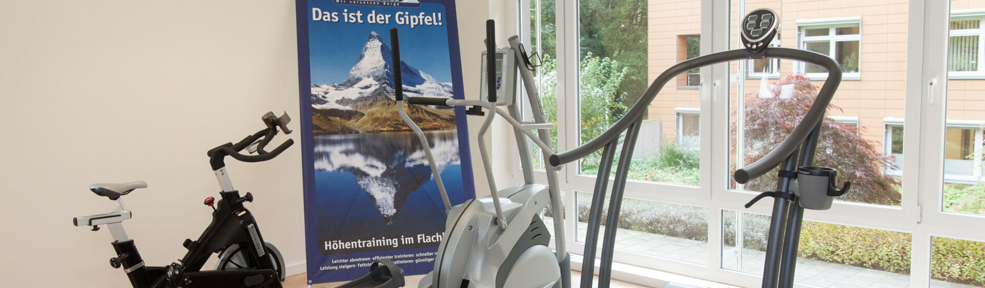 Blick auf drei Ausdauertrainingsgeräte im Höhentrainingsraum im MediFit - Klinikum Itzehoe Blick auf drei Ausdauertrainingsgeräte im Höhentrainingsraum im MediFit - Klinikum Itzehoe