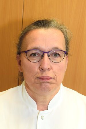 Atemtherapeutin Anke Strothmann demonstriert die Ausatmung per Lippenbremse.