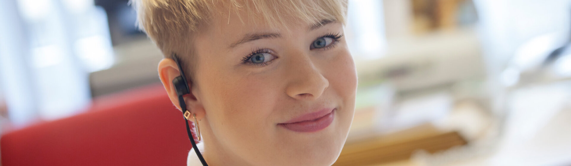 Eine Mitarbeiterinnen im Sekretariat der Klinik für Allgemein-, Gefäß- und Viszeralchirurgie sitzt am Schreibtisch.