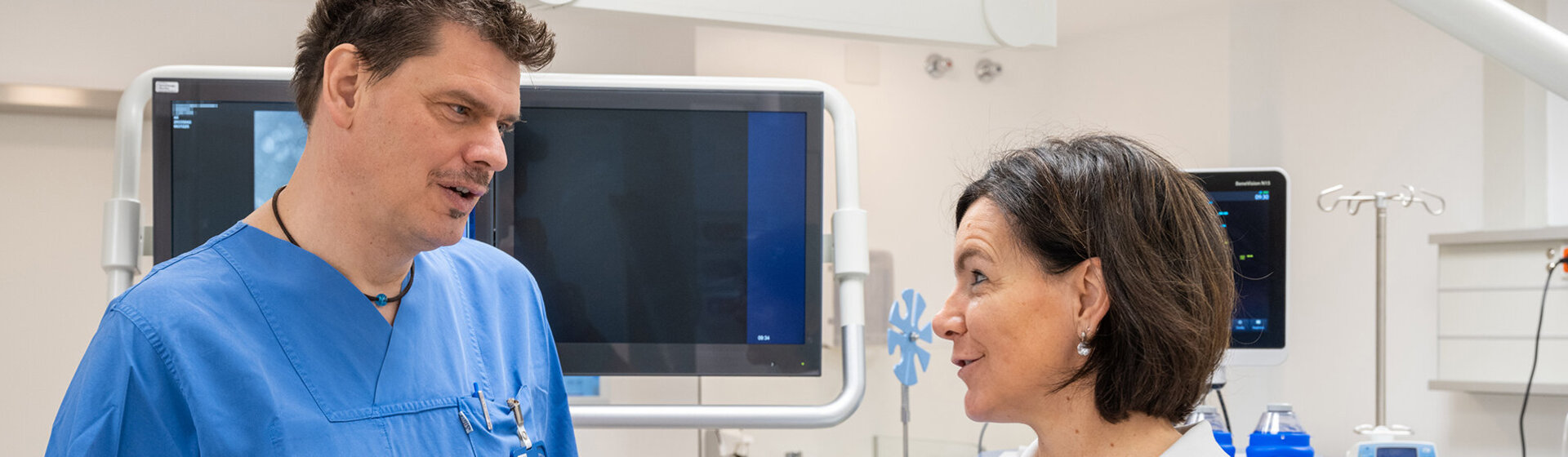 Zwei MitarabeiterInnen von der Urologischen Edoskopie besprechen sich. Zwei MitarabeiterInnen von der Urologischen Edoskopie besprechen sich.