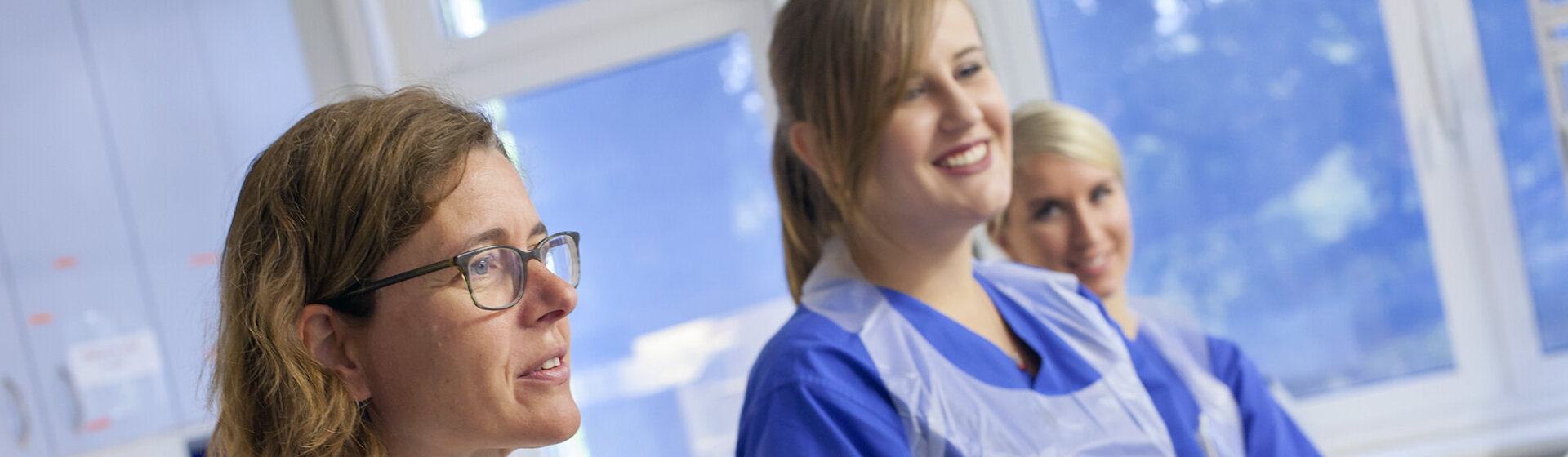 Leitende Oberärztin Julia Hirdes-Montigel und zwei weitere Mitarbeiterinnen vom medizinischen Fachpersonal bei einer Untersuchung.