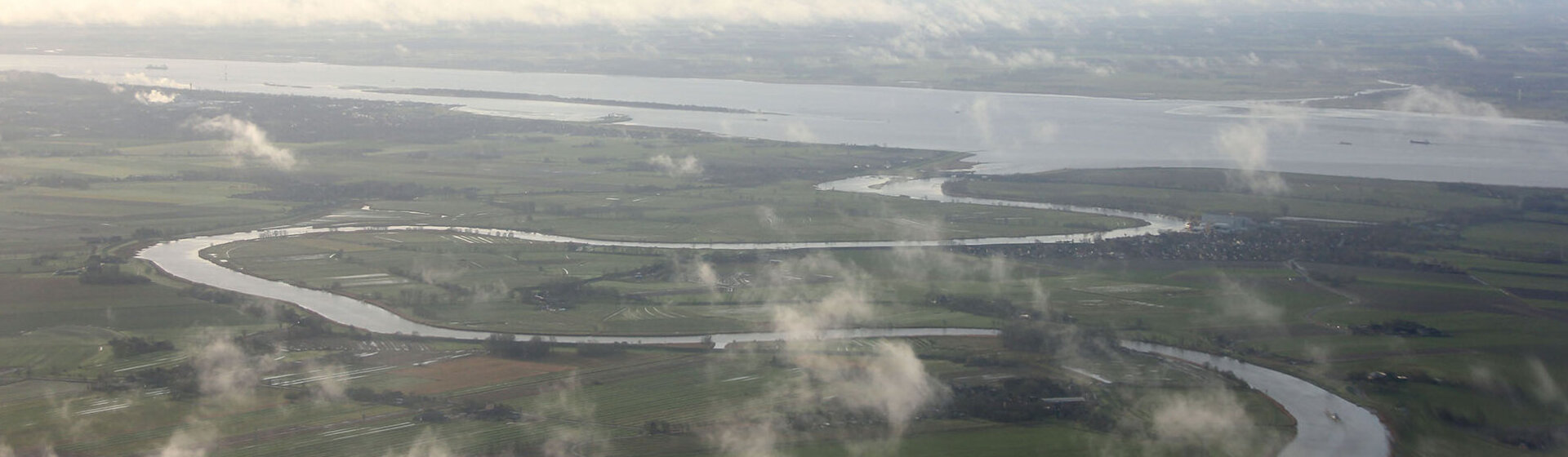 Luftbild: die Stör mündet in die Elbe Luftbild: die Stör mündet in die Elbe