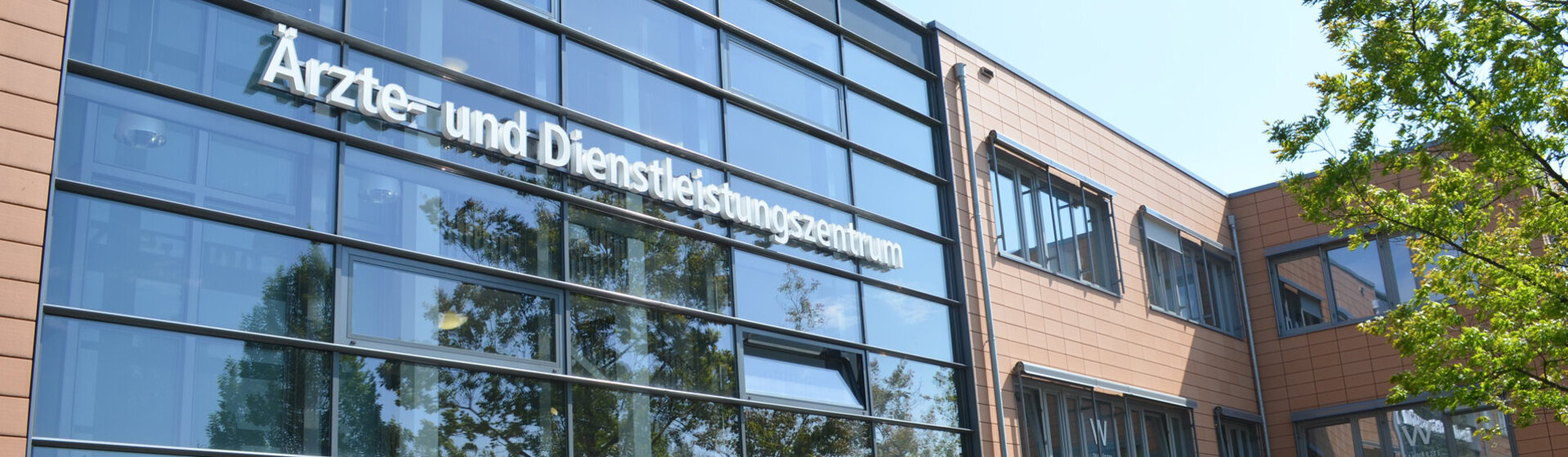 Gebäudeglasfront des Ärzte- und Dienstleistungszentrum Gebäudeglasfront des Ärzte- und Dienstleistungszentrum