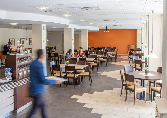 Klinik-Restaurant Klinik-Restaurant mit BesucherInnen.