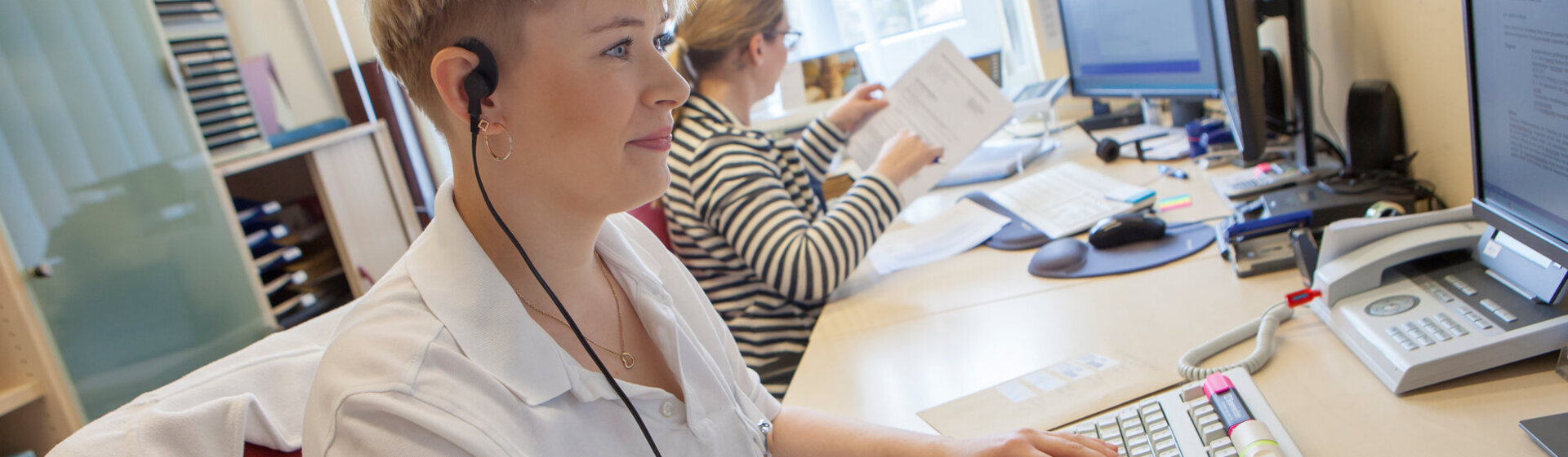 Zwei Mitarbeiterinnen im Sekretariat der Klinik für Allgemein-, Gefäß- und Viszeralchirurgie sitzen am Schreibtisch am Computer. Zwei Mitarbeiterinnen im Sekretariat der Klinik für Allgemein-, Gefäß- und Viszeralchirurgie sitzen am Schreibtisch am Computer.