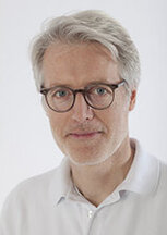 Portrait: Ärztlicher Direktor und Chefarzt der Klinik für Kinder- und Jugendmedizin, Neonatologie und Pädiatrische Intensivmedizin Dr. med. Georg Hillebrand Portrait: Ärztlicher Direktor und Chefarzt der Klinik für Kinder- und Jugendmedizin, Neonatologie und Pädiatrische Intensivmedizin Dr. med. Georg Hillebrand