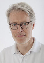 Portrait: Ärztlicher Direktor und Chefarzt der Klinik für Kinder- und Jugendmedizin, Neonatologie und Pädiatrische Intensivmedizin Portrait: Ärztlicher Direktor und Chefarzt der Klinik für Kinder- und Jugendmedizin, Neonatologie und Pädiatrische Intensivmedizin