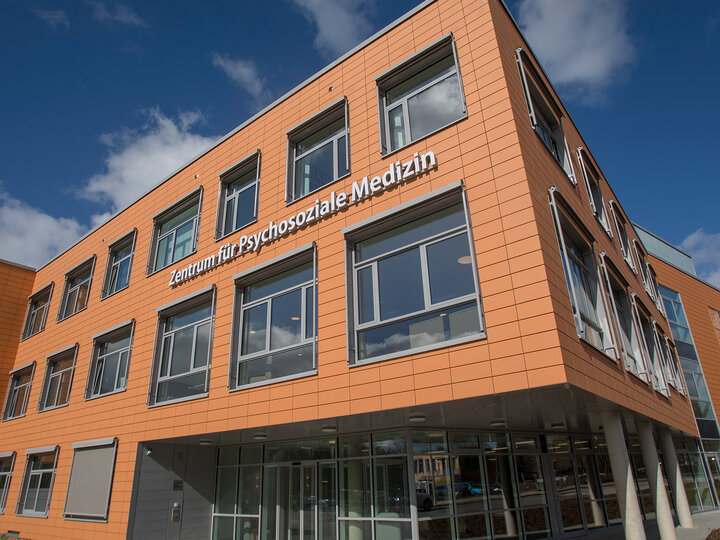 Gebäudefront mit Eingangsbereich des Zentrums für Psychosoziale Medizin