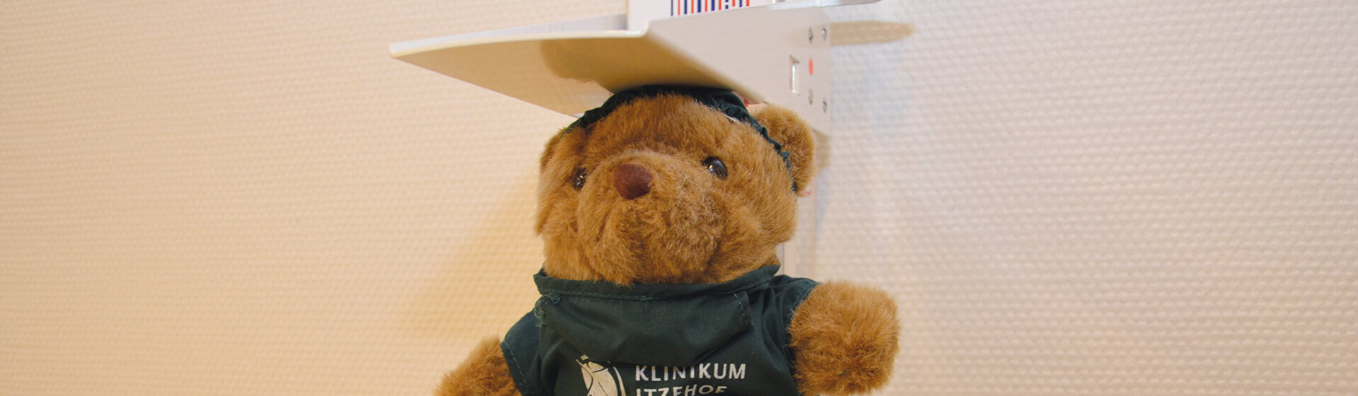 Die Körpergröße des Klinik-Teddys wird gemessen. Die Körpergröße des Klinik-Teddys wird gemessen.