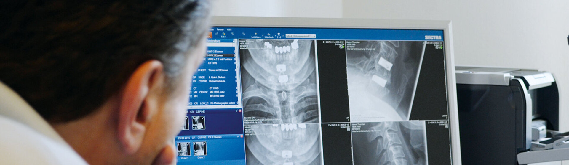 Mediziner schauen sich Röntgenbilder am Monitor an. Mediziner schauen sich Röntgenbilder am Monitor an.