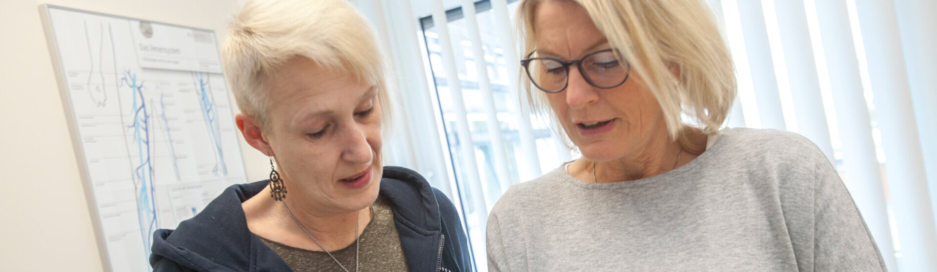 Zentrumskoordinatorin Ulrike Baade-Heinrich berät eine Patientin. Zentrumskoordinatorin Ulrike Baade-Heinrich berät eine Patientin.