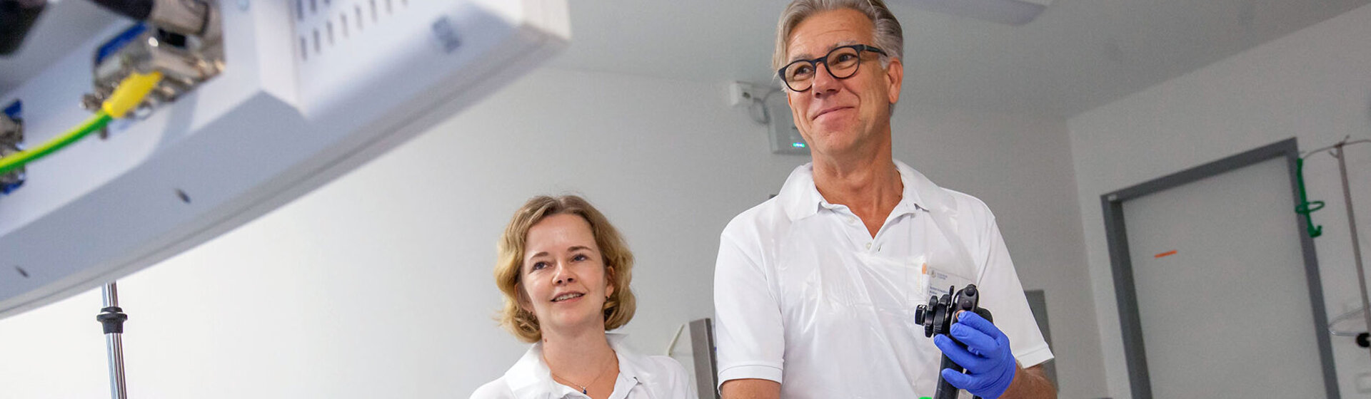 Oberärztin Katrin Tiessen und Chefarzt Dr. med. Ernst-Friedrich Koller während einer Untersuchung.