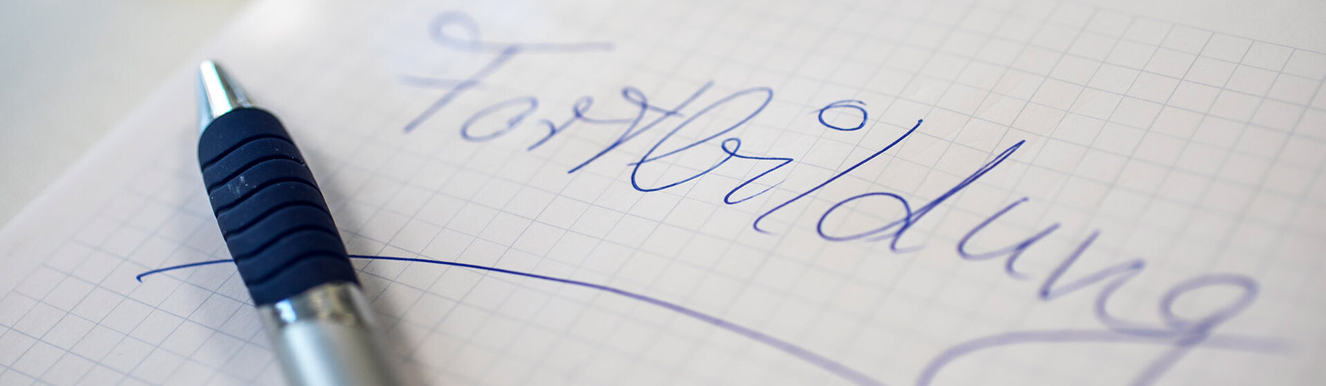 Auf einem Blatt Papier steht das Wort Fortbildung, darauf liegt ein Kugelschreiber. Auf einem Blatt Papier steht das Wort Fortbildung, darauf liegt ein Kugelschreiber.