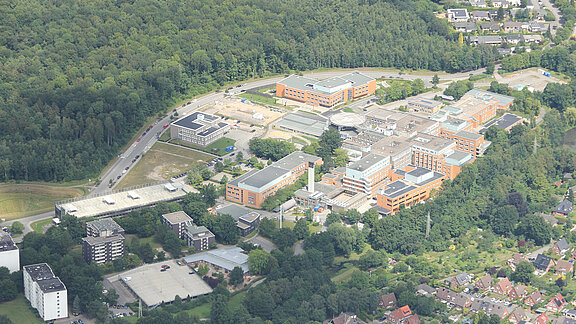 Luftbild des gesamtes Klinikum Itzehoe Geländes von Süden aus gesehen.