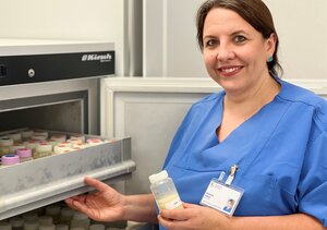 Oberärztin Barbara Naust an der Muttermilchbank