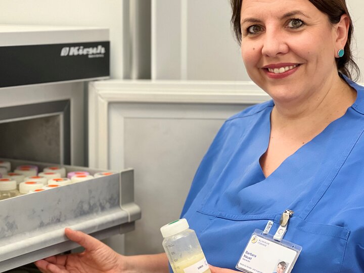Oberärztin Barbara Naust an der Muttermilchbank