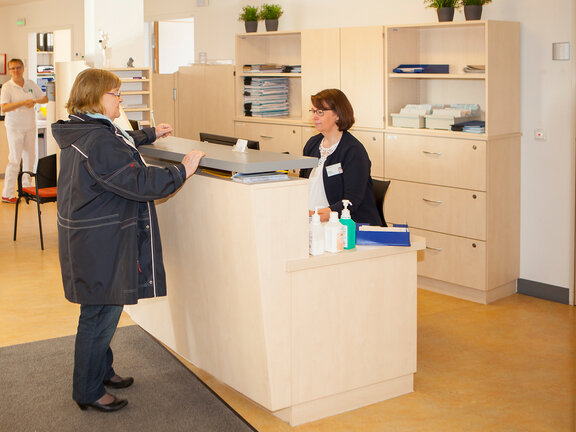 Anmeldetresen im Ambulanten Onkologiezentrum