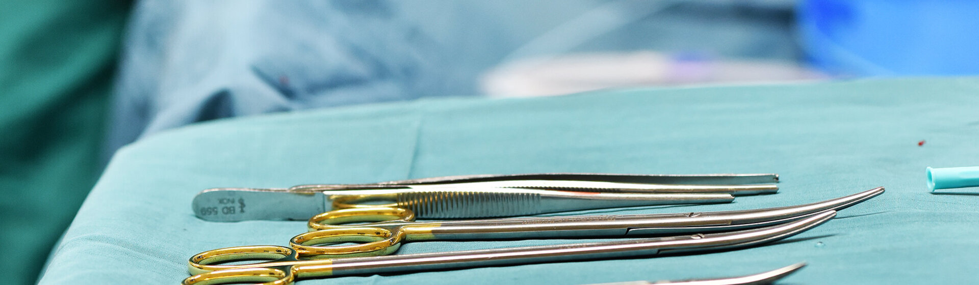 OP-Besteck auf grünem Tuch OP-Besteck auf grünem Tuch