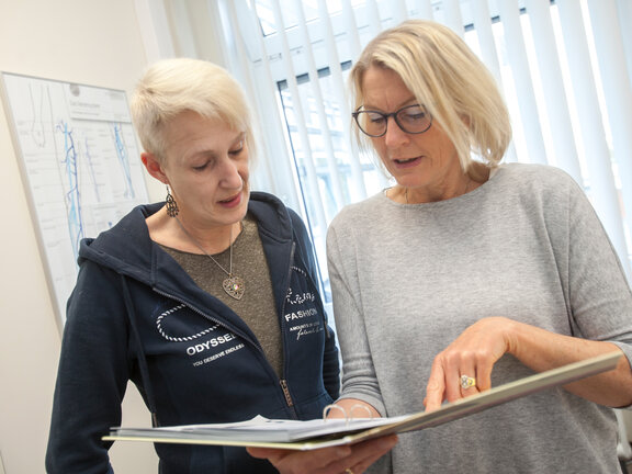 Zentrumskoordinatorin Ulrike Baade-Heinrich berät eine Patientin.