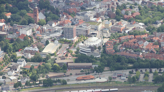 Luftbild Itzehoer Innenstadt mit Theater und Kirche