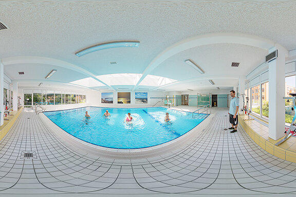Öffnet einen Link zum virtuellen Rundgang des Schwimmbads.