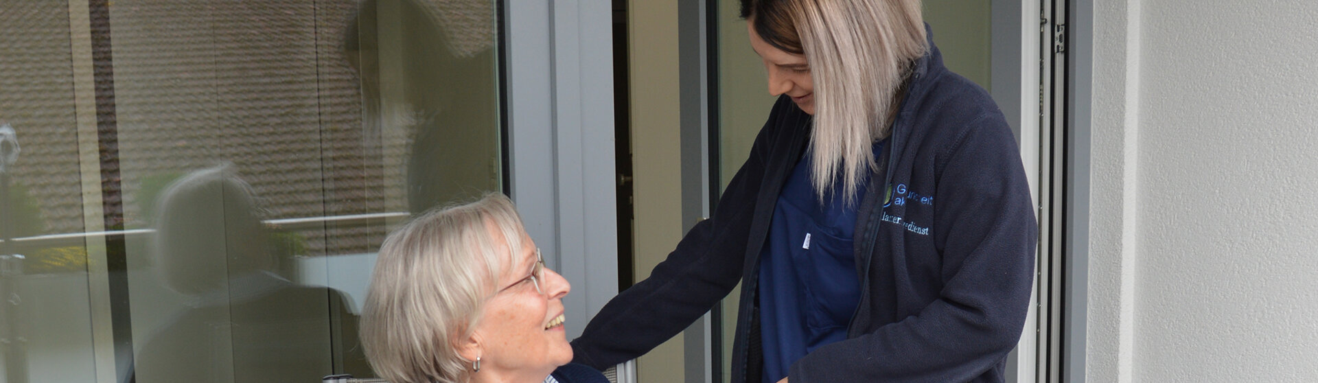 Eine Mitarbeiterin des Ambulanten Pflegedienstes kümmert sich um eine Kundin