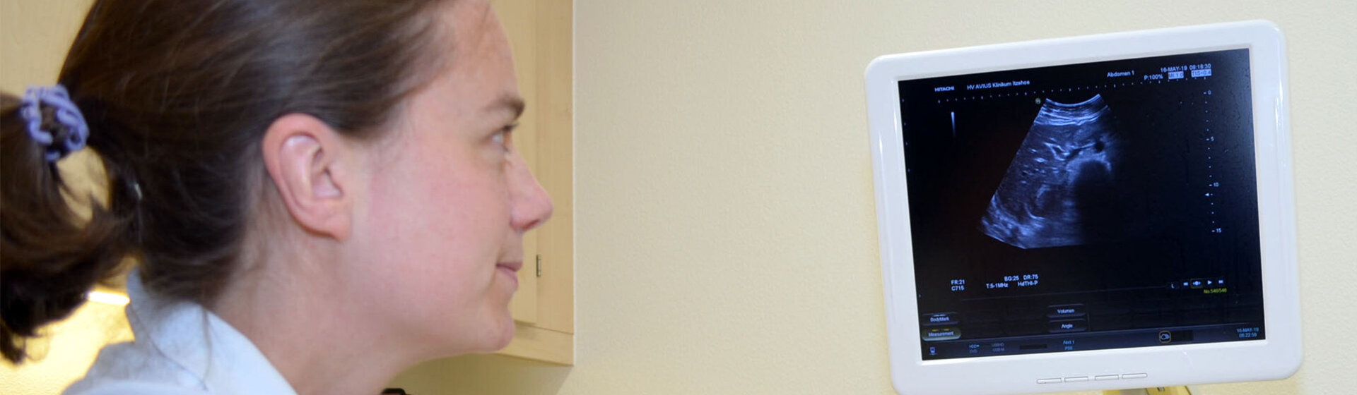 Oberärztin Bentje Schmidt-Häuer bei einer Sonographie. 