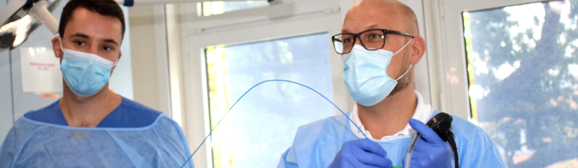 Chefarzt Priv.-Doz. Dr. med. Benjamin Waschki (rechts) mit einem Kollegen bei einer pneumologischen Untersuchung