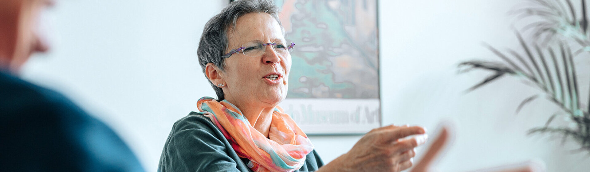 Mitarbeiterin in einer Gesprächsrunde