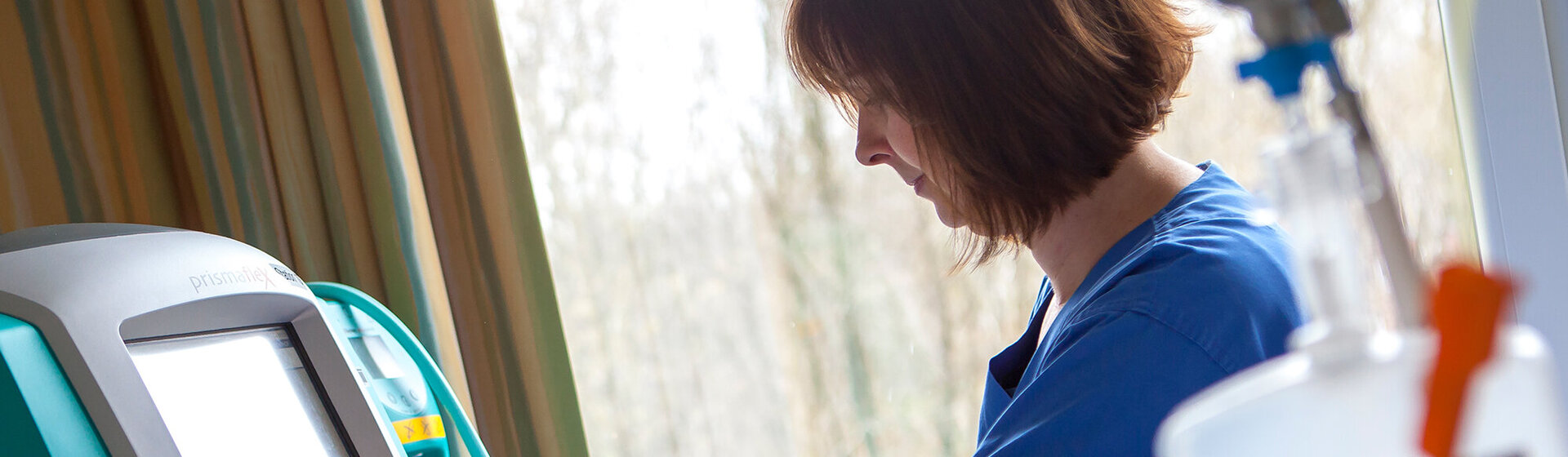 Eine medizinische Fachkraft bedient das Hämofiltrationsgerät. Eine medizinische Fachkraft bedient das Hämofiltrationsgerät.