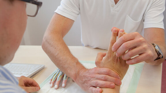 Handchirurg Volker Buhmann untersucht die Hand eines Patienten