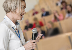 Frau hält Vortrag im Hörsaal