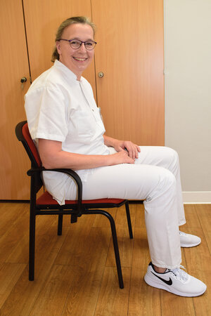 Atemtherapeutin Anke Strothmann demonstriert den Kutschersitz.