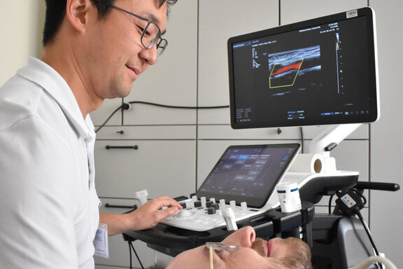 Chefarzt Prof. Dr. Chi-un Choe untersucht einen Patienten.