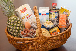 Ein Korb gefüllt mit Lebensmitteln.