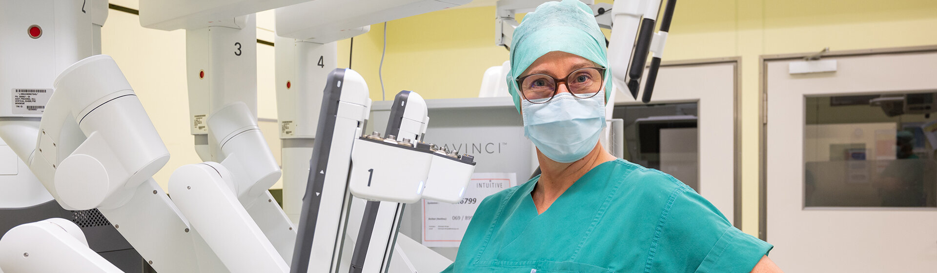 Chefärztin, Dr. med. Silke Riechardt, arbeitet am OP-Roboter Da Vinci Chefärztin, Dr. med. Silke Riechardt, arbeitet am OP-Roboter Da Vinci