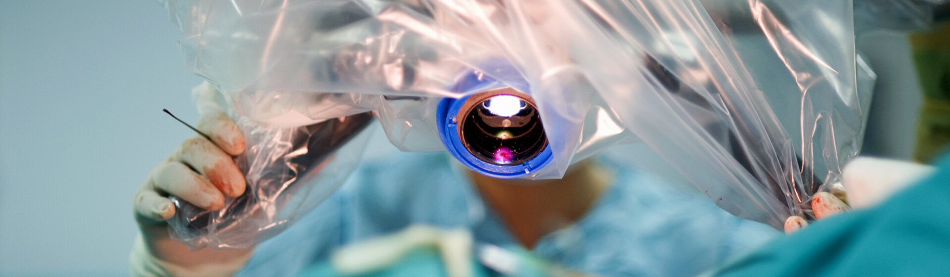 Operation mit Mikroskop