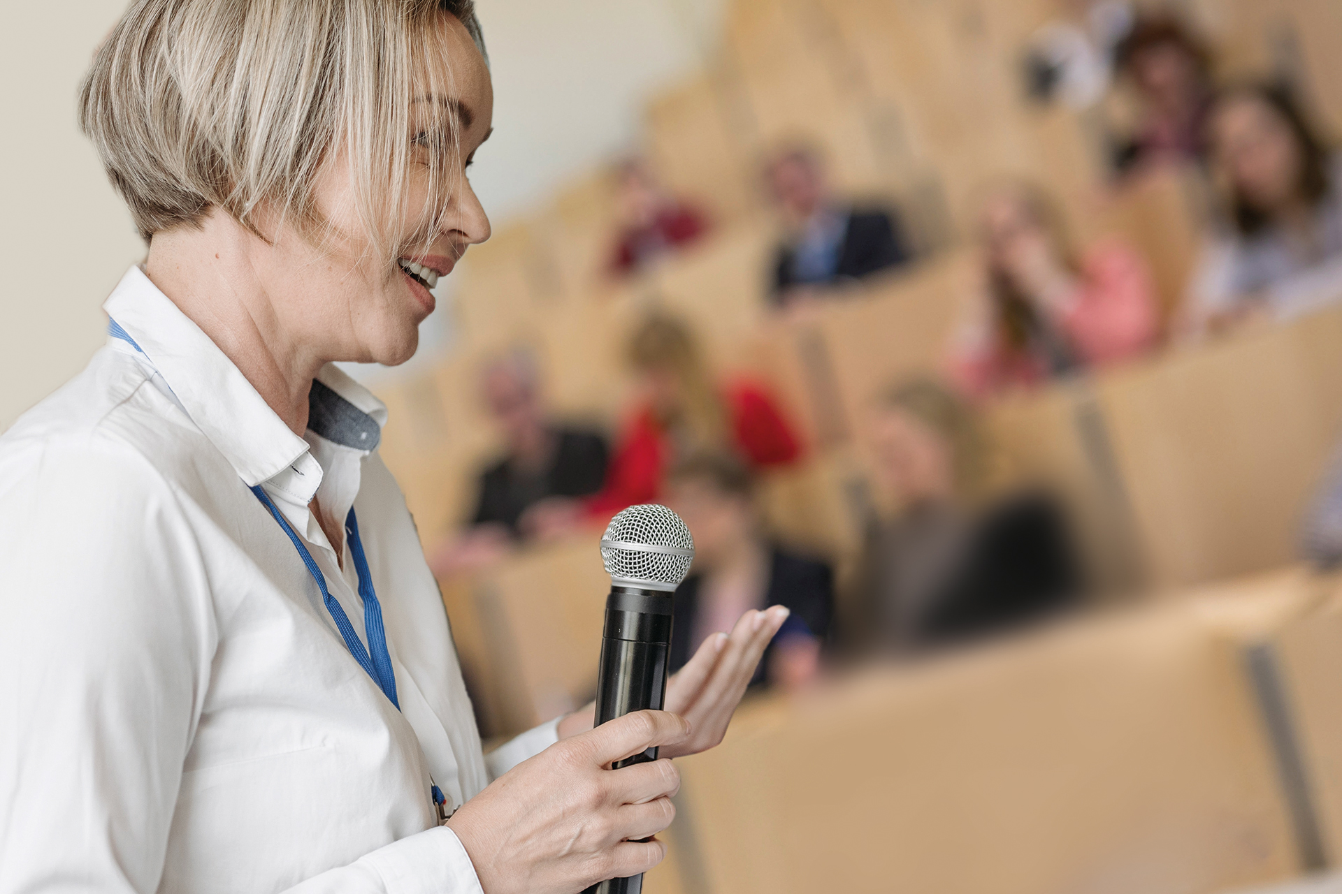Frau hält Vortrag im Hörsaal